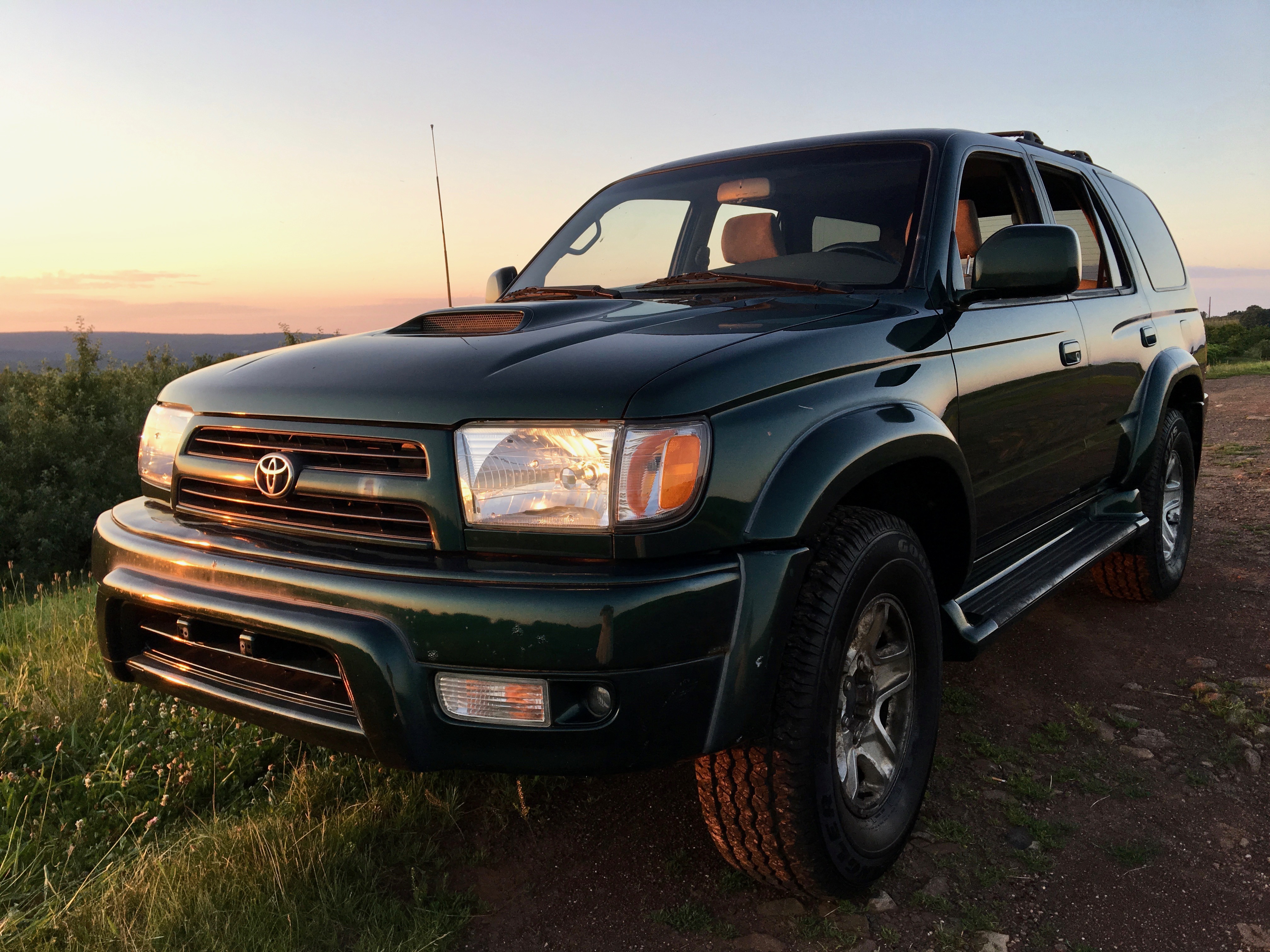 2000 Toyota 4Runner 3.4L V6 4WD 5 Speed Manual 129K - 3rd Gen - Our Pro Recon - New Clutch, Timing Belt and Waterpump, New Valve Cover Gaskets, New Spark Plugs, New Alternator, New Radiator, New Muffler and Tailpipe, New Rear Coil Springs, New Rear Shocks, New Brakes, New Tires, Frame Descaling, Applied Rust Converter Rust Mort, Sealed Frame with Fluid Film, New Bumpers - Beautiful Engine - has No Leaks — photo 5